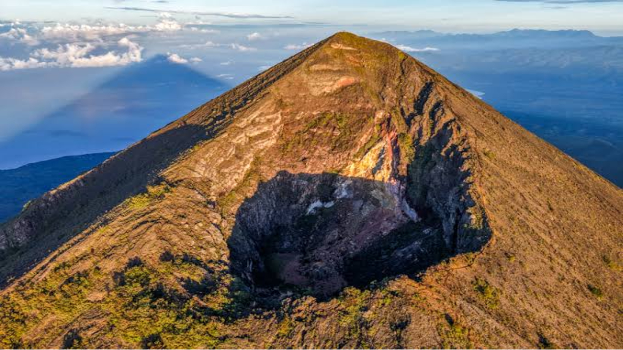 The Best Time to Hike Inerie Volcano
